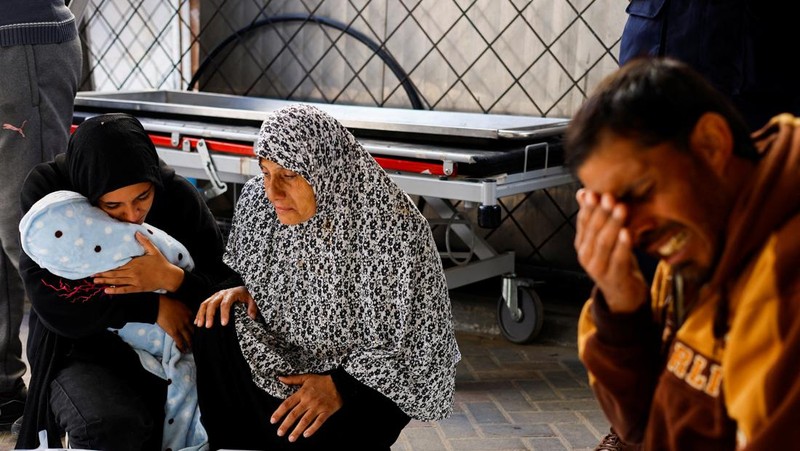Asap mengepul di Gaza, di tengah konflik yang sedang berlangsung antara Israel dan kelompok Islam Palestina Hamas, terlihat dari Israel selatan, 12 Desember 2023. (REUTERS/Clodagh Kilcoyne)