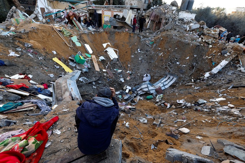 Asap mengepul di Gaza, di tengah konflik yang sedang berlangsung antara Israel dan kelompok Islam Palestina Hamas, terlihat dari Israel selatan, 12 Desember 2023. Asap mengepul di Gaza, di tengah konflik yang sedang berlangsung antara Israel dan kelompok Islam Palestina Hamas, terlihat dari Israel selatan, 12 Desember 2023. (REUTERS/Clodagh Kilcoyne)
