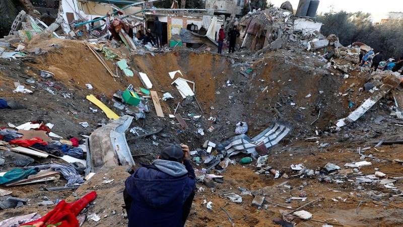 Asap mengepul di Gaza, di tengah konflik yang sedang berlangsung antara Israel dan kelompok Islam Palestina Hamas, terlihat dari Israel selatan, 12 Desember 2023. (REUTERS/Clodagh Kilcoyne)
