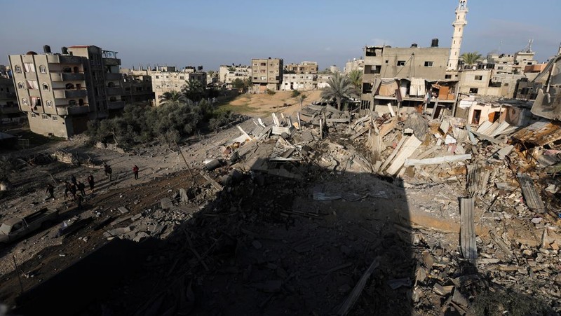 Asap mengepul di Gaza, di tengah konflik yang sedang berlangsung antara Israel dan kelompok Islam Palestina Hamas, terlihat dari Israel selatan, 12 Desember 2023. (REUTERS/Clodagh Kilcoyne)