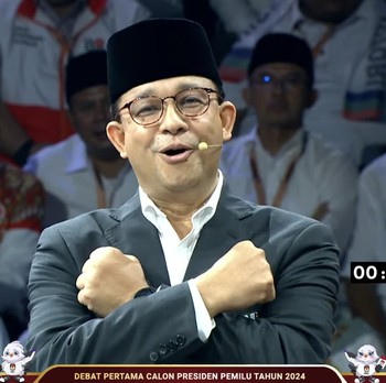 Detik-Detik Anies Beri Simbol Wakanda di Pidato Penutup Debat