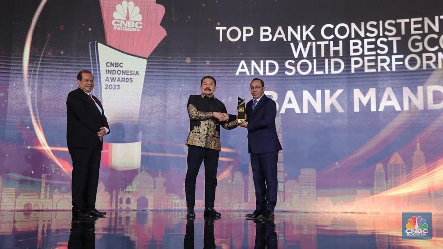 Bank Mandiri meraih penghargaan dalam CNBC Indonesia Awards 2023, dalam kategori 