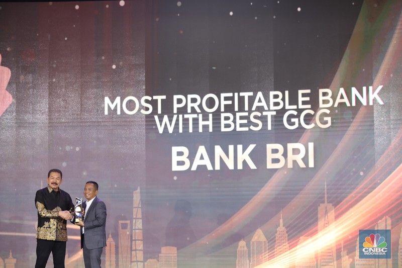 Direktur Utama Pertamina, Nicke Widyawati menerima trofi penghargaan dalam CNBC Indonesia Awards 2023, dalam kategori 
