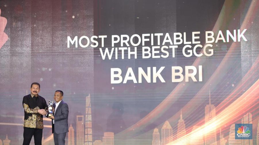 Direktur Utama Pertamina, Nicke Widyawati menerima trofi penghargaan dalam CNBC Indonesia Awards 2023, dalam kategori 