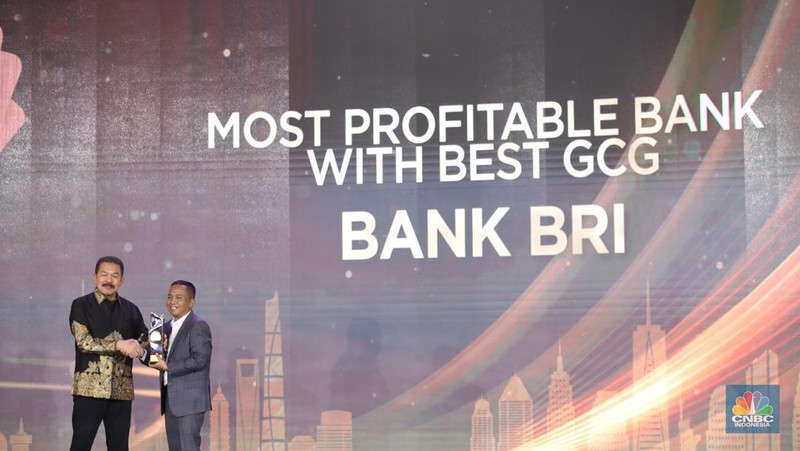 Direktur Utama Pertamina, Nicke Widyawati menerima trofi penghargaan dalam CNBC Indonesia Awards 2023, dalam kategori 