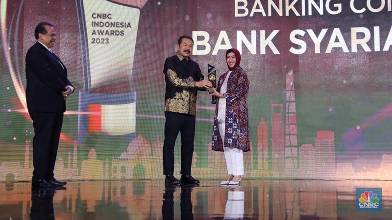 Direktur Utama Pertamina, Nicke Widyawati menerima trofi penghargaan dalam CNBC Indonesia Awards 2023, dalam kategori 