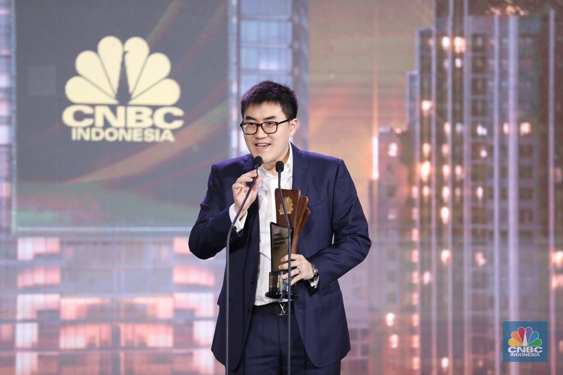 Direktur Utama Pertamina, Nicke Widyawati menerima trofi penghargaan dalam CNBC Indonesia Awards 2023, dalam kategori Direktur Utama Pertamina, Nicke Widyawati menerima trofi penghargaan dalam CNBC Indonesia Awards 2023, dalam kategori