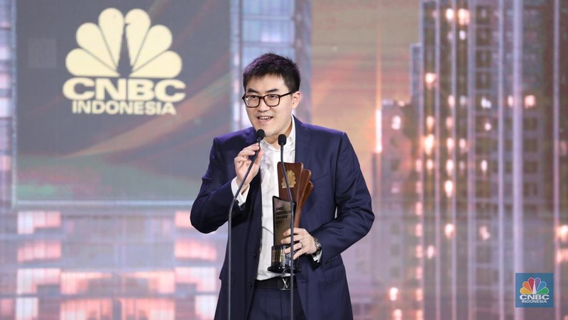 Direktur Utama Pertamina, Nicke Widyawati menerima trofi penghargaan dalam CNBC Indonesia Awards 2023, dalam kategori 