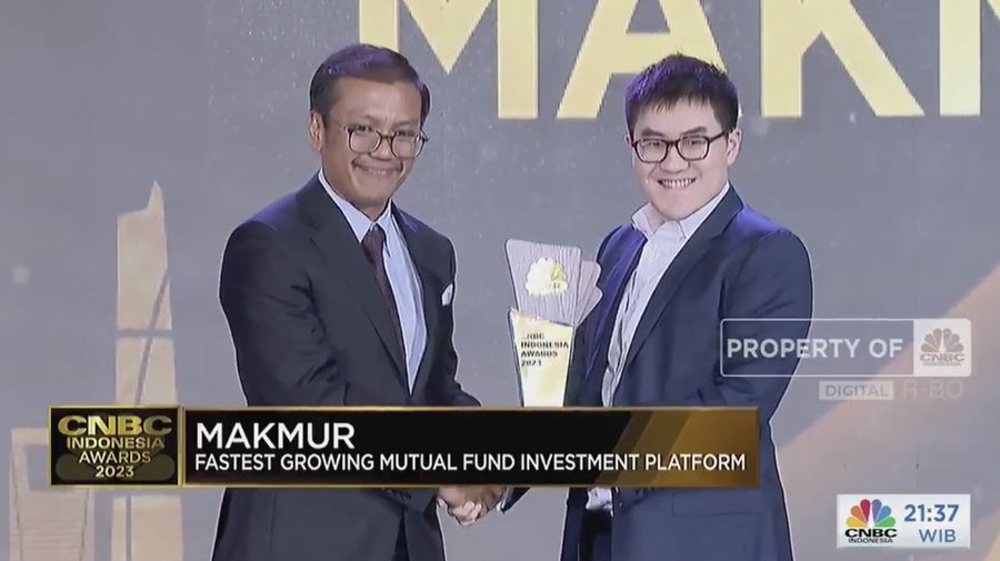 Ceo Makmur, Sander Prawira menerima trofi penghargaan dalam CNBC Indonesia Awards 2023, dalam kategori 