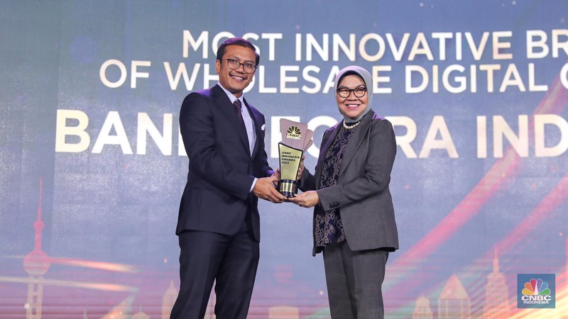 Direktur Utama Pertamina, Nicke Widyawati menerima trofi penghargaan dalam CNBC Indonesia Awards 2023, dalam kategori 