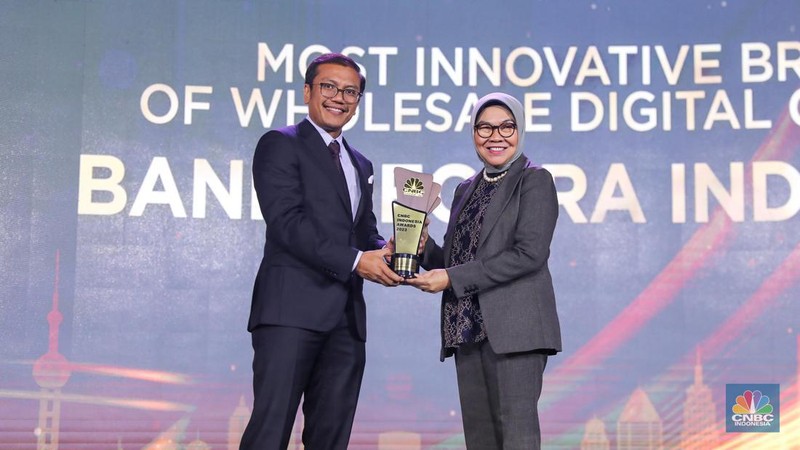 Direktur Utama Pertamina, Nicke Widyawati menerima trofi penghargaan dalam CNBC Indonesia Awards 2023, dalam kategori 