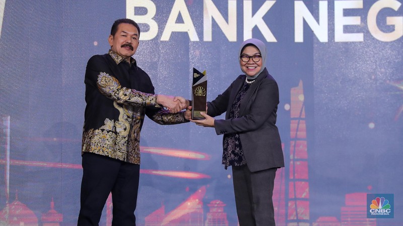 Direktur Utama Pertamina, Nicke Widyawati menerima trofi penghargaan dalam CNBC Indonesia Awards 2023, dalam kategori 