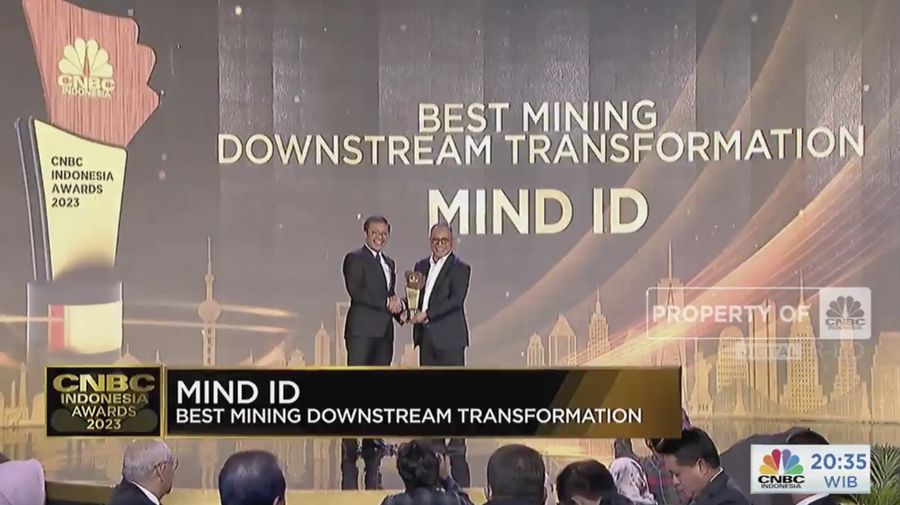 Direktur Portofolio dan Pengembangan Usaha Mind ID, Dilo Seno Widagdo menerima trofi penghargaan dalam ²©²ÊÍøÕ¾ Awards 2023, dalam kategori