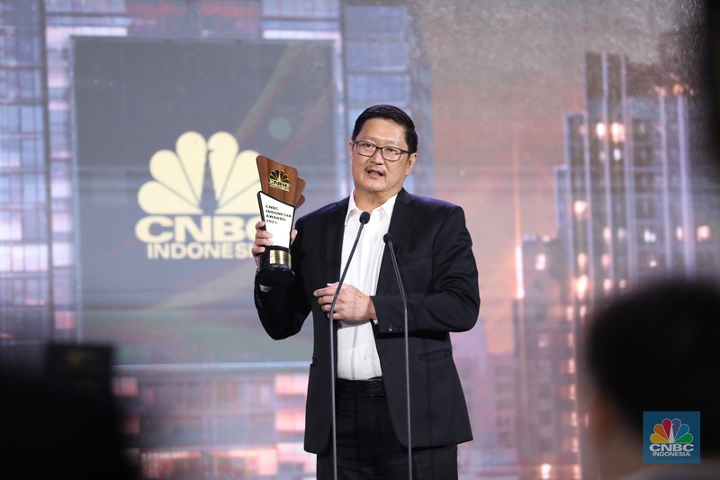 Direktur Utama Pertamina, Nicke Widyawati menerima trofi penghargaan dalam CNBC Indonesia Awards 2023, dalam kategori 