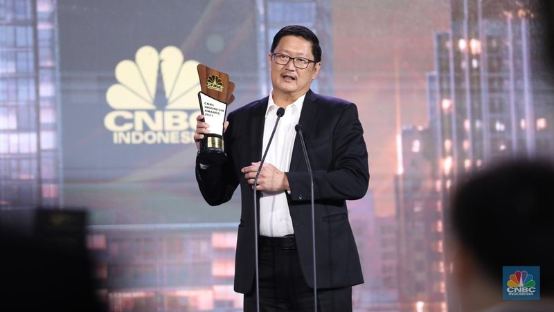 Direktur Utama Pertamina, Nicke Widyawati menerima trofi penghargaan dalam CNBC Indonesia Awards 2023, dalam kategori 