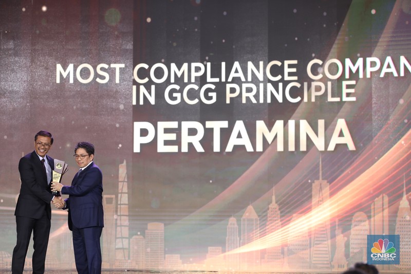 Direktur Utama Pertamina, Nicke Widyawati menerima trofi penghargaan dalam CNBC Indonesia Awards 2023, dalam kategori 