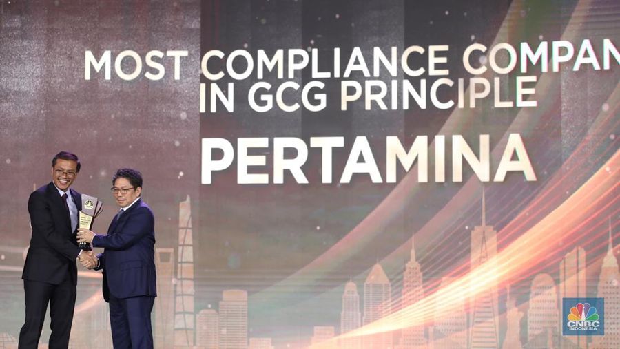 Direktur Utama Pertamina, Nicke Widyawati menerima trofi penghargaan dalam CNBC Indonesia Awards 2023, dalam kategori 