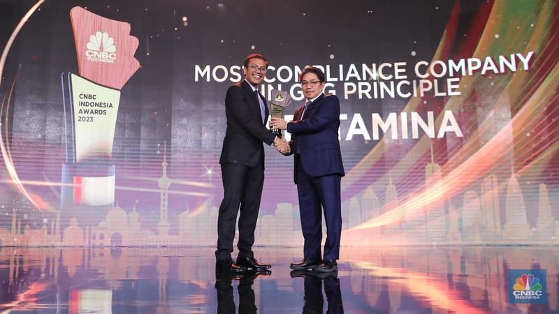 Direktur Utama Pertamina Geothermal Energy, Julfi Hadi, menerima trofi penghargaan dalam CNBC Indonesia Awards 2023, dalam kategori Direktur Utama Pertamina Geothermal Energy, Julfi Hadi, menerima trofi penghargaan dalam CNBC Indonesia Awards 2023, dalam kategori