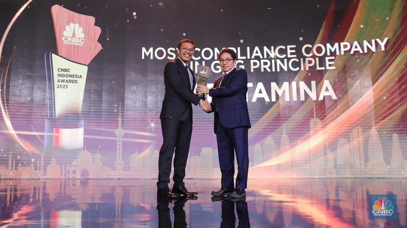 Direktur Utama Pertamina Geothermal Energy, Julfi Hadi, menerima trofi penghargaan dalam CNBC Indonesia Awards 2023, dalam kategori 
