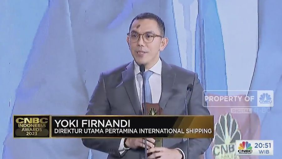 Direktur Utama Pertamina International Shipping, Yoki Firnandi, menerima trofi penghargaan dalam CNBC Indonesia Awards 2023, dalam kategori 