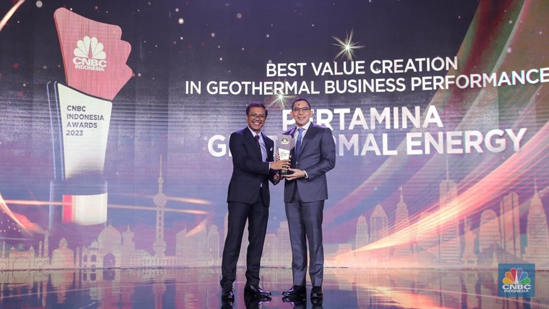 Direktur Utama Pertamina, Nicke Widyawati menerima trofi penghargaan dalam CNBC Indonesia Awards 2023, dalam kategori 