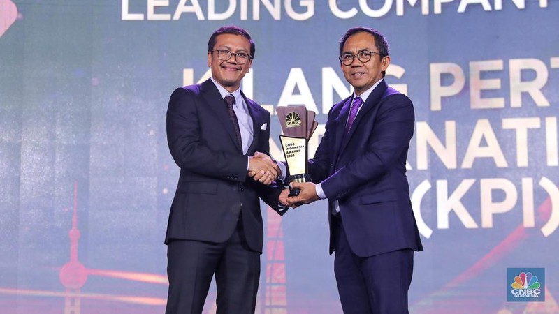 Direktur Utama Pertamina, Nicke Widyawati menerima trofi penghargaan dalam CNBC Indonesia Awards 2023, dalam kategori 