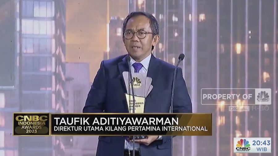 Direktur Utama Pertamina Kilang International, Taufik Aditiyawarman, menerima trofi penghargaan dalam CNBC Indonesia Awards 2023, dalam kategori 