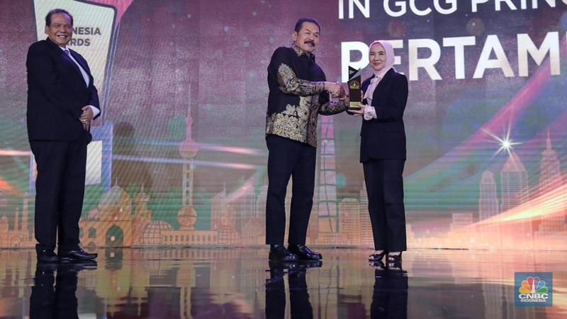 Direktur Utama Pertamina, Nicke Widyawati menerima trofi penghargaan dalam CNBC Indonesia Awards 2023, dalam kategori 