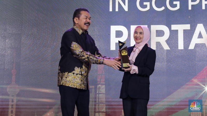 Direktur Utama Pertamina Geothermal Energy, Julfi Hadi, menerima trofi penghargaan dalam CNBC Indonesia Awards 2023, dalam kategori Direktur Utama Pertamina Geothermal Energy, Julfi Hadi, menerima trofi penghargaan dalam CNBC Indonesia Awards 2023, dalam kategori