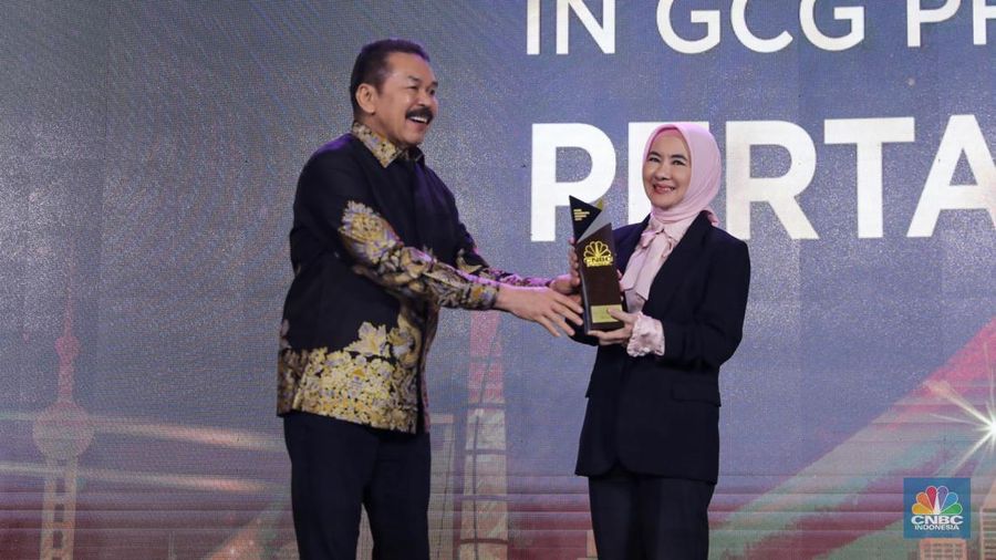 Direktur Utama Pertamina Geothermal Energy, Julfi Hadi, menerima trofi penghargaan dalam CNBC Indonesia Awards 2023, dalam kategori 