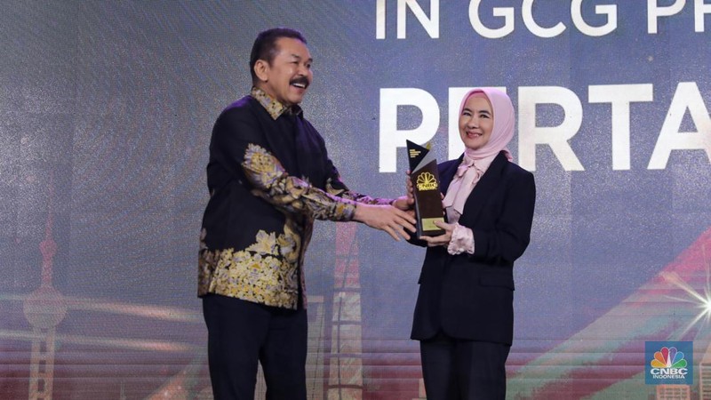 Direktur Utama Pertamina Geothermal Energy, Julfi Hadi, menerima trofi penghargaan dalam CNBC Indonesia Awards 2023, dalam kategori 
