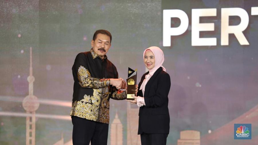 Direktur Utama Pertamina, Nicke Widyawati menerima trofi penghargaan dalam CNBC Indonesia Awards 2023, dalam kategori 