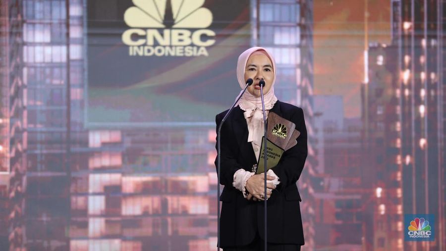 Direktur Utama Pertamina, Nicke Widyawati menerima trofi penghargaan dalam CNBC Indonesia Awards 2023, dalam kategori 