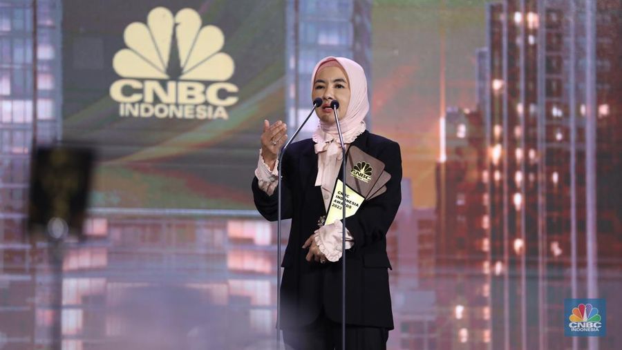 Direktur Utama Pertamina, Nicke Widyawati menerima trofi penghargaan dalam CNBC Indonesia Awards 2023, dalam kategori 
