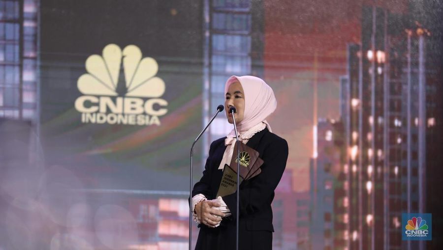 Direktur Utama Pertamina, Nicke Widyawati menerima trofi penghargaan dalam վ Awards 2023, dalam kategori 