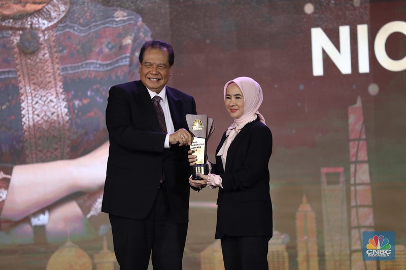 Direktur Utama Pertamina Geothermal Energy, Julfi Hadi, menerima trofi penghargaan dalam CNBC Indonesia Awards 2023, dalam kategori Direktur Utama Pertamina Geothermal Energy, Julfi Hadi, menerima trofi penghargaan dalam CNBC Indonesia Awards 2023, dalam kategori