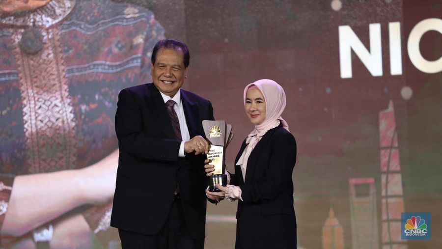 Direktur Utama Pertamina Geothermal Energy, Julfi Hadi, menerima trofi penghargaan dalam CNBC Indonesia Awards 2023, dalam kategori 