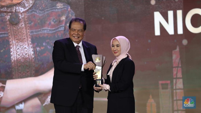 Direktur Utama Pertamina Geothermal Energy, Julfi Hadi, menerima trofi penghargaan dalam CNBC Indonesia Awards 2023, dalam kategori 