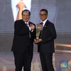 Dirut PLN, Darmawan Prasodjo Raih Penghargaan CEO Of The Year