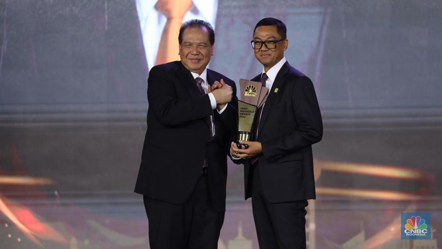 Direktur Utama Perusahaan Listrik Negara, Darmawan Prasodjo menerima trofi penghargaan dalam CNBC Indonesia Awards 2023, dalam kategori 