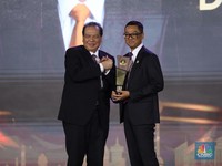 Dirut PLN, Darmawan Prasodjo Raih Penghargaan CEO Of The Year
