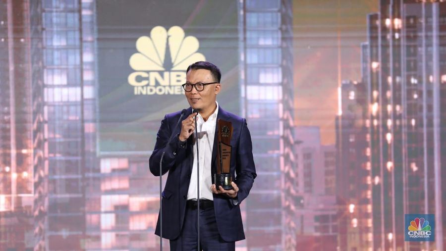 Direktur Utama PT Telkomsel, Nugroho meraih penghargaan CNBC Indonesia Awards 2023 dalam kategori 