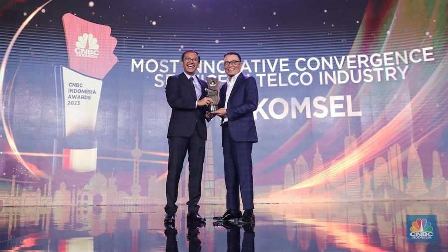 Direktur Utama Pertamina, Nicke Widyawati menerima trofi penghargaan dalam CNBC Indonesia Awards 2023, dalam kategori 