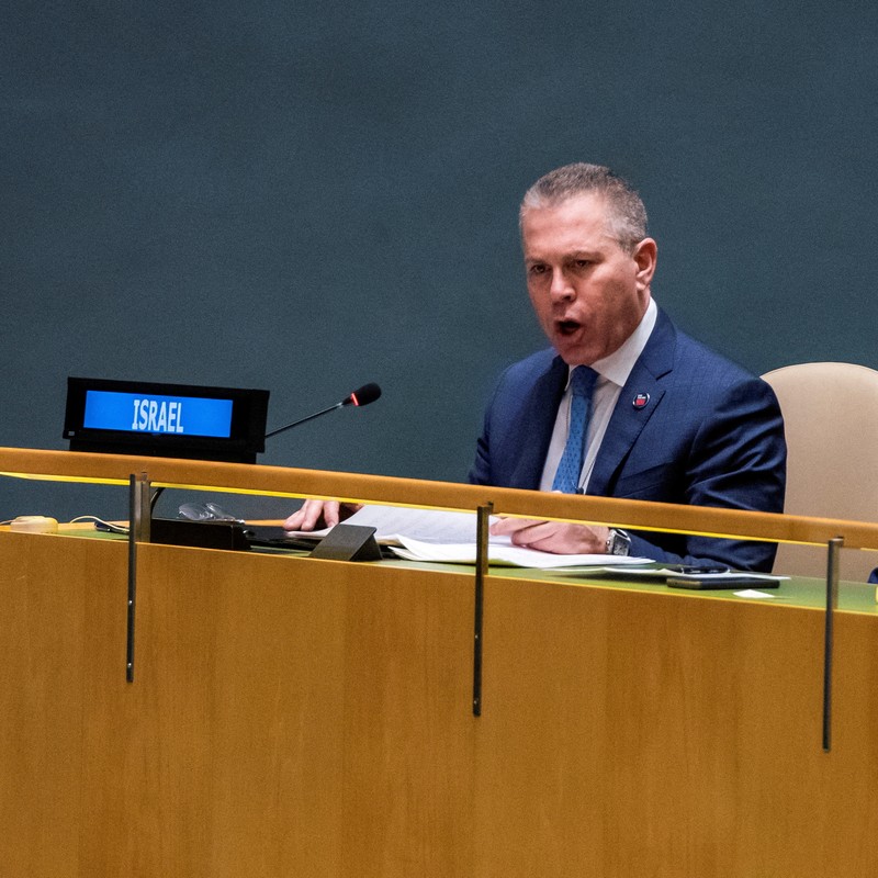 Duta Besar Israel untuk PBB Gilad Erdan berbicara kepada para delegasi di Majelis Umum PBB, di mana pemungutan suara mengenai resolusi gencatan senjata diperkirakan akan dilakukan, di tengah konflik yang sedang berlangsung antara Israel dan kelompok Islam Palestina Hamas, di New York City, AS, 12 Desember. 2023. (REUTERS/Eduardo Munoz)