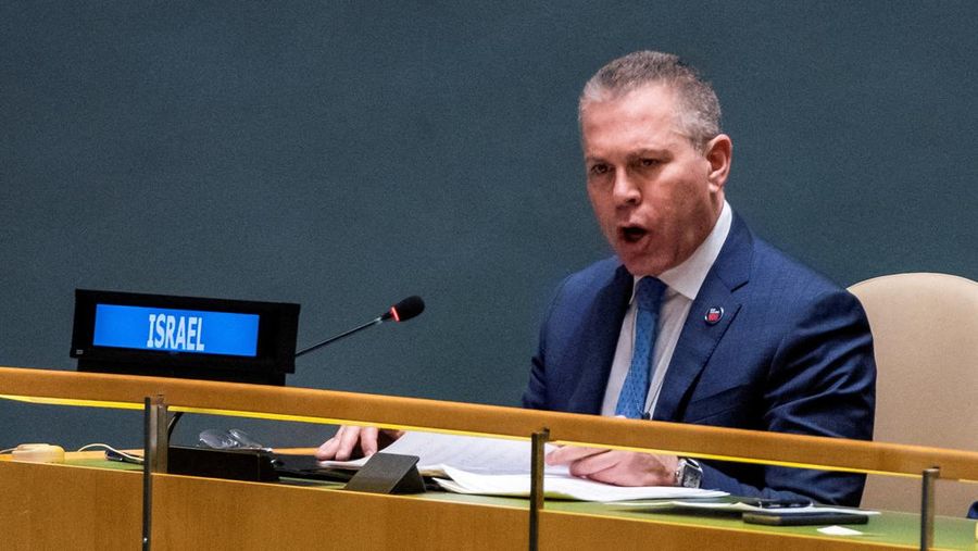 Duta Besar Israel untuk PBB Gilad Erdan berbicara kepada para delegasi di Majelis Umum PBB, di mana pemungutan suara mengenai resolusi gencatan senjata diperkirakan akan dilakukan, di tengah konflik yang sedang berlangsung antara Israel dan kelompok Islam Palestina Hamas, di New York City, AS, 12 Desember. 2023. (REUTERS/Eduardo Munoz)