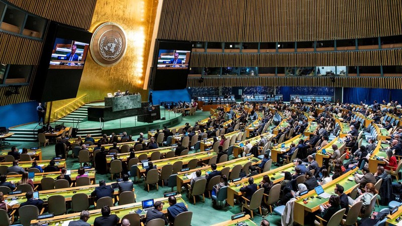 Duta Besar Israel untuk PBB Gilad Erdan berbicara kepada para delegasi di Majelis Umum PBB, di mana pemungutan suara mengenai resolusi gencatan senjata diperkirakan akan dilakukan, di tengah konflik yang sedang berlangsung antara Israel dan kelompok Islam Palestina Hamas, di New York City, AS, 12 Desember. 2023. (REUTERS/Eduardo Munoz)