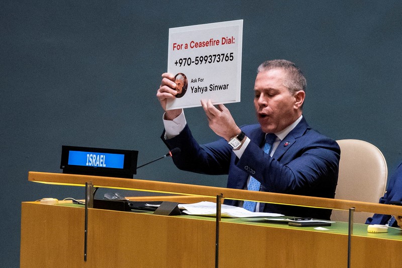 Duta Besar Israel untuk PBB Gilad Erdan berbicara kepada para delegasi di Majelis Umum PBB, di mana pemungutan suara mengenai resolusi gencatan senjata diperkirakan akan dilakukan, di tengah konflik yang sedang berlangsung antara Israel dan kelompok Islam Palestina Hamas, di New York City, AS, 12 Desember. 2023. (REUTERS/Eduardo Munoz)