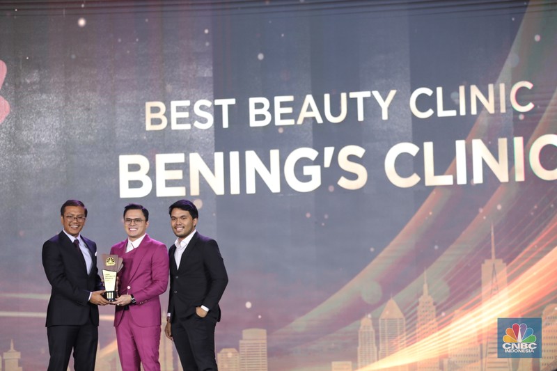 Direktur Utama Pertamina, Nicke Widyawati menerima trofi penghargaan dalam CNBC Indonesia Awards 2023, dalam kategori Direktur Utama Pertamina, Nicke Widyawati menerima trofi penghargaan dalam CNBC Indonesia Awards 2023, dalam kategori