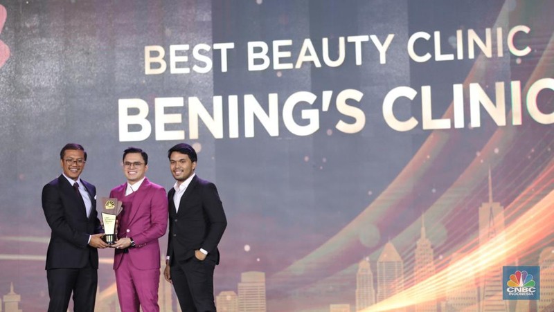Direktur Utama Pertamina, Nicke Widyawati menerima trofi penghargaan dalam CNBC Indonesia Awards 2023, dalam kategori 