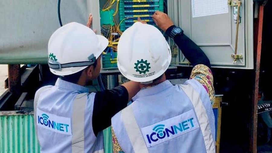 Ilustrasi petugas tengah memasang jaringan internet Iconnet. (Dok. PLN Icon Plus)